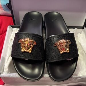 Versace NWT/ NIB Nero-Oro Slides Gomma 40/ 10US